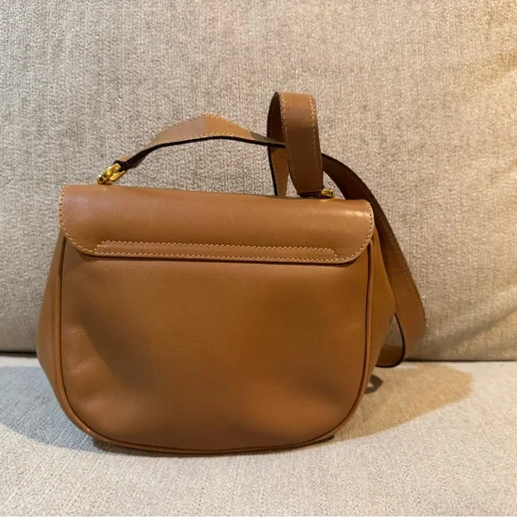 Salvatore Ferragamo Vara/Gancini crossbody in tan leather with gold hardware. - Picture 4 of 6